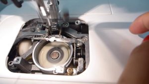 Hướng dẫn cách tra dầu máy may gia đình đơn giản với 3 bước